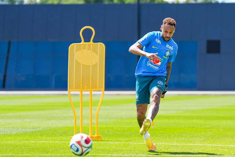 Neymar chuta a bola durante treino na Seleção nos EUA