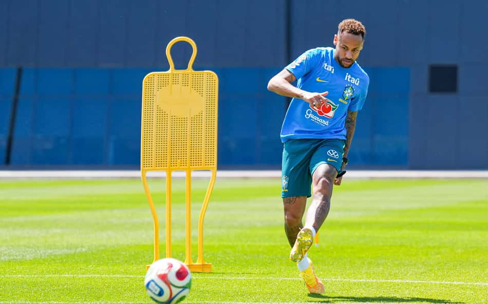 Neymar chuta a bola durante treino na Seleção nos EUA