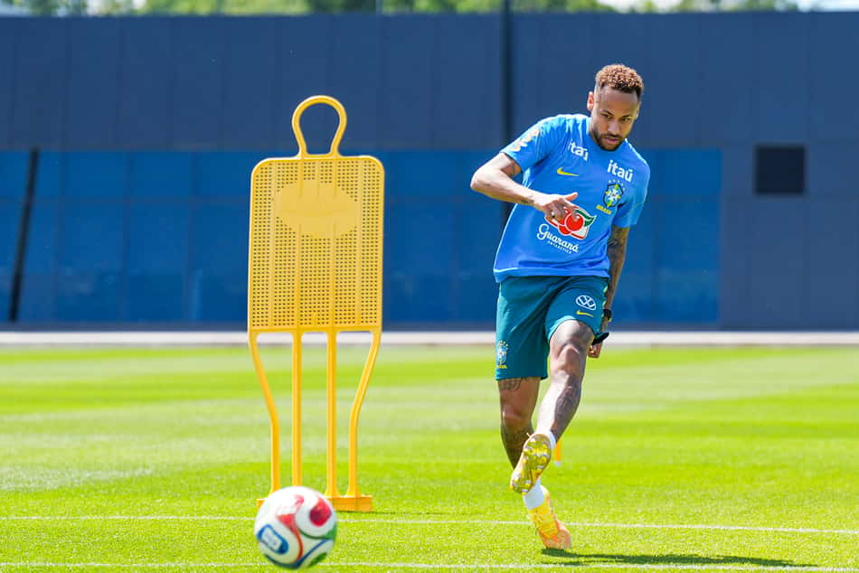 Neymar chuta a bola durante treino na Seleção nos EUA