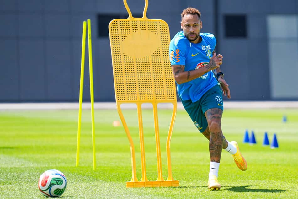 Neymar corre em treino da Seleção nos EUA