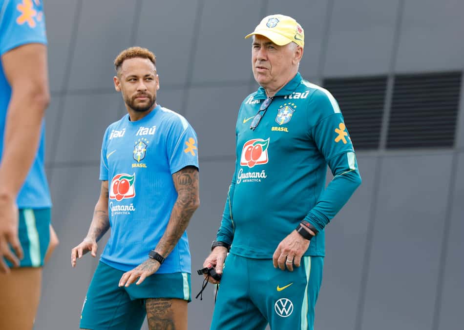 Neymar conversa com Ancelotti durante treino da Seleção (Foto: Rafael Ribeiro / CBF)