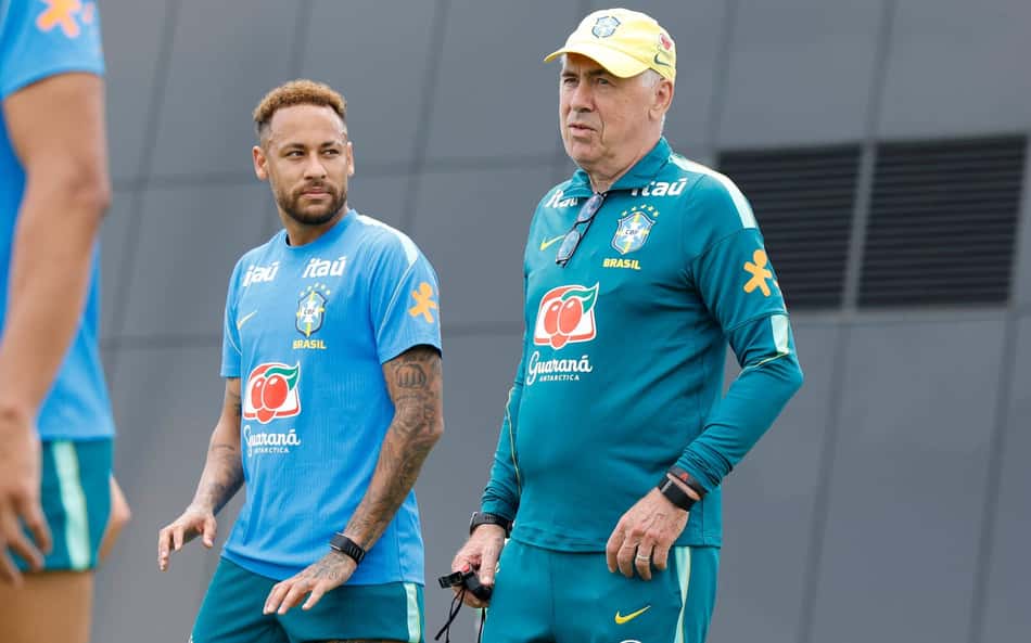 Neymar conversa com Ancelotti durante treino da Seleção (Foto: Rafael Ribeiro / CBF)