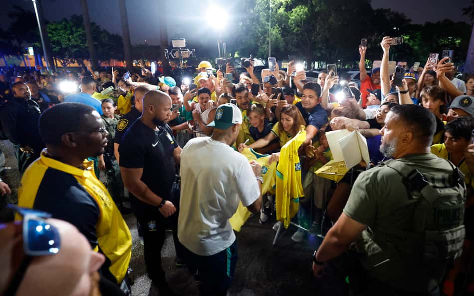 Neymar atende torcedores na chegada da Seleção Brasileira na Flórida