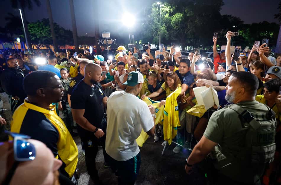 Neymar atende torcedores na chegada da Seleção Brasileira na Flórida