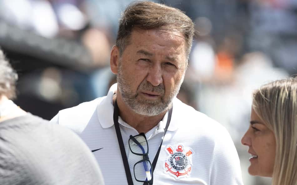 Após expulsão de Augusto Melo do Corinthians, defesa contesta irregularidades