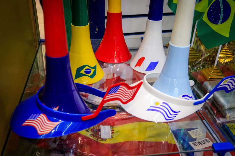 Itens relacionados à Copa do Mundo são vendidos na 25 de março. (Foto: Aloisio Mauricio /Fotoarena/Folhapress)