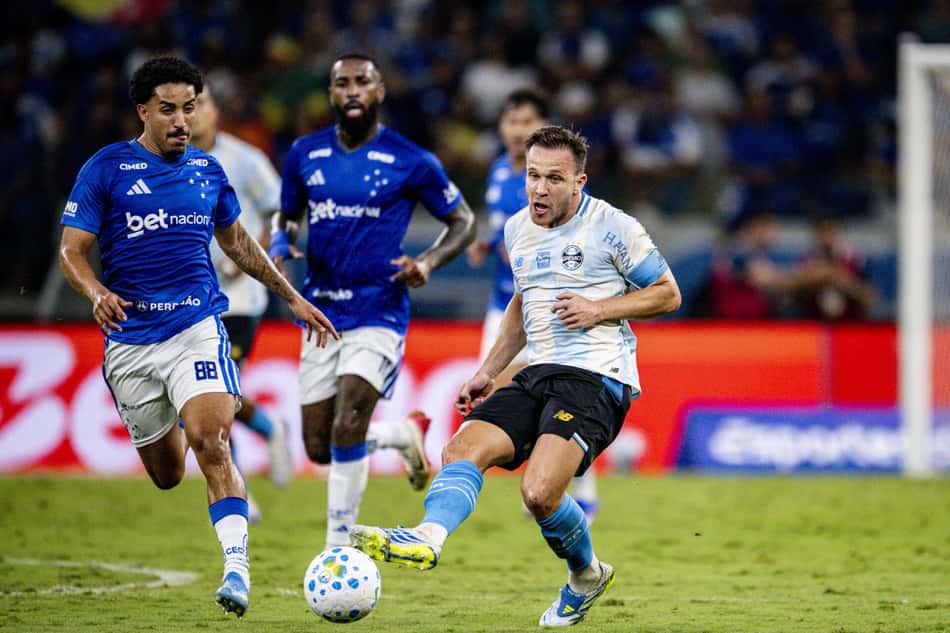 Jogadores do Cruzeiro correm enquanto Arthur Melo finaliza a bola