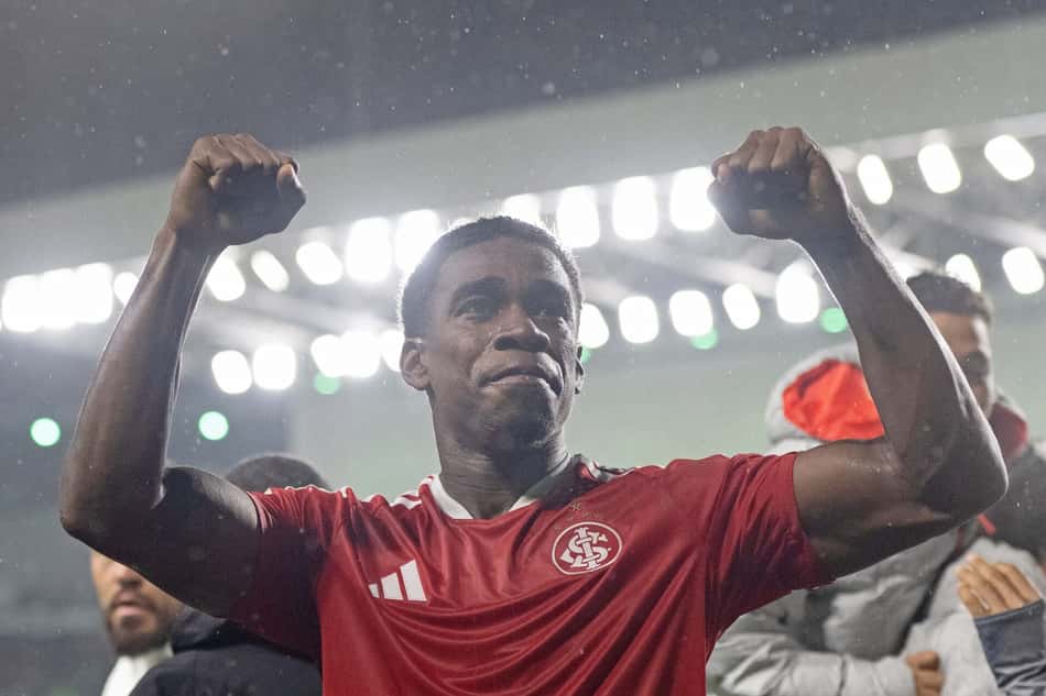 Félix Torres vive bom momento no Internacional (Foto: Max Peixoto/DiaEsportivo/Folhapress)