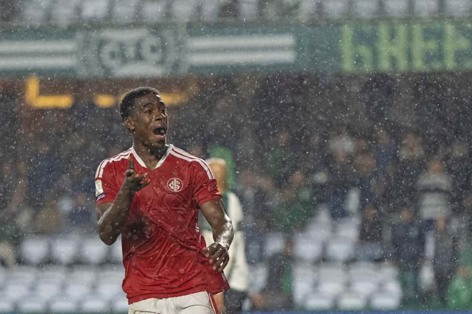 Félix Torres está emprestado ao Internacional (Foto: Max Peixoto/DiaEsportivo/Folhapress)