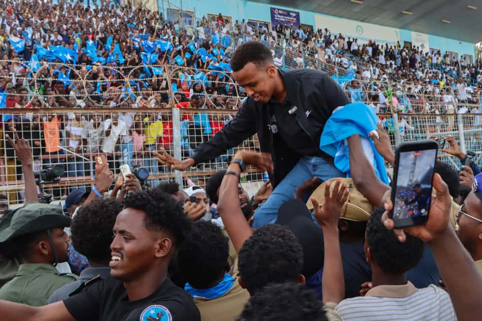 Árbitro somali Omar Artan recebido com festa em seu país após ser impedido de atuar na Copa do Mundo (Foto: Agência Efe/Folhapress)