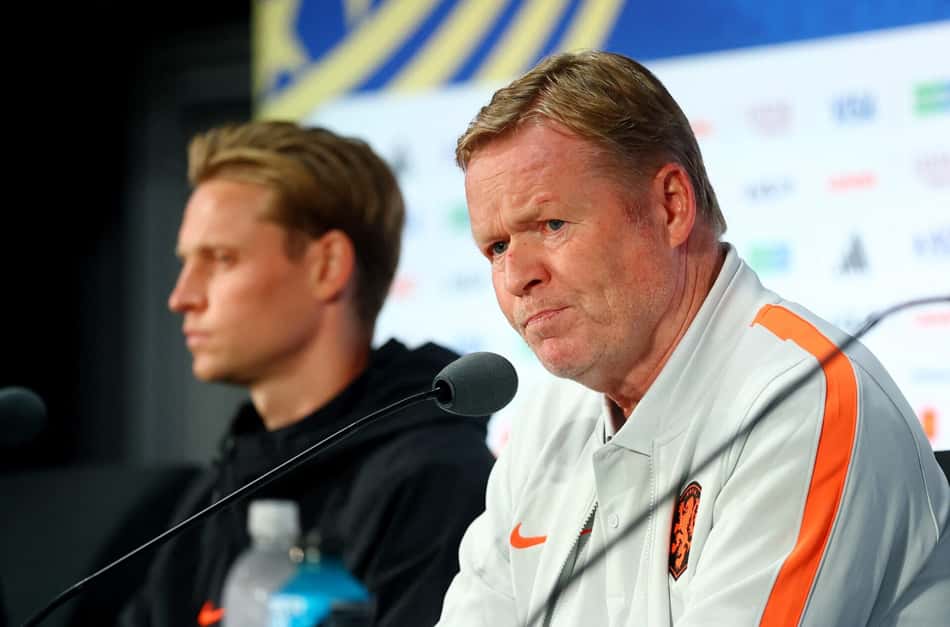 Frenkie de Jong, meio-campista, e Ronald Koeman, treinador da seleção da Holanda, sérios durante uma coletiva de imprensa