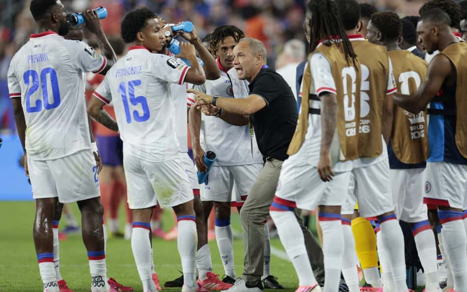 Sebastién Migné dá orientações para seus jogadores (REUTERS/Brian Snyder/Folhapress)