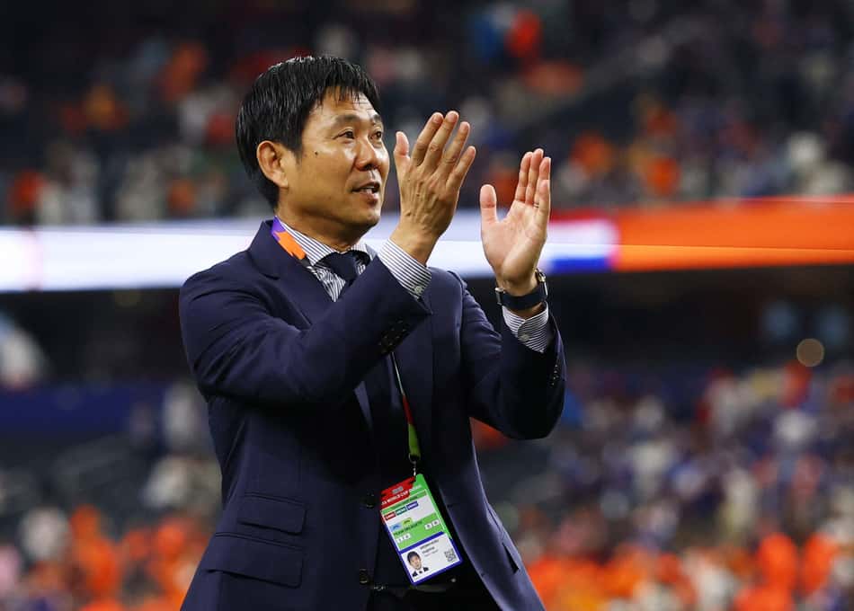 Técnico do Japão durante partida diante da Holanda, pela estreia na Copa do Mundo. (Foto: Reuters/Folhapress)