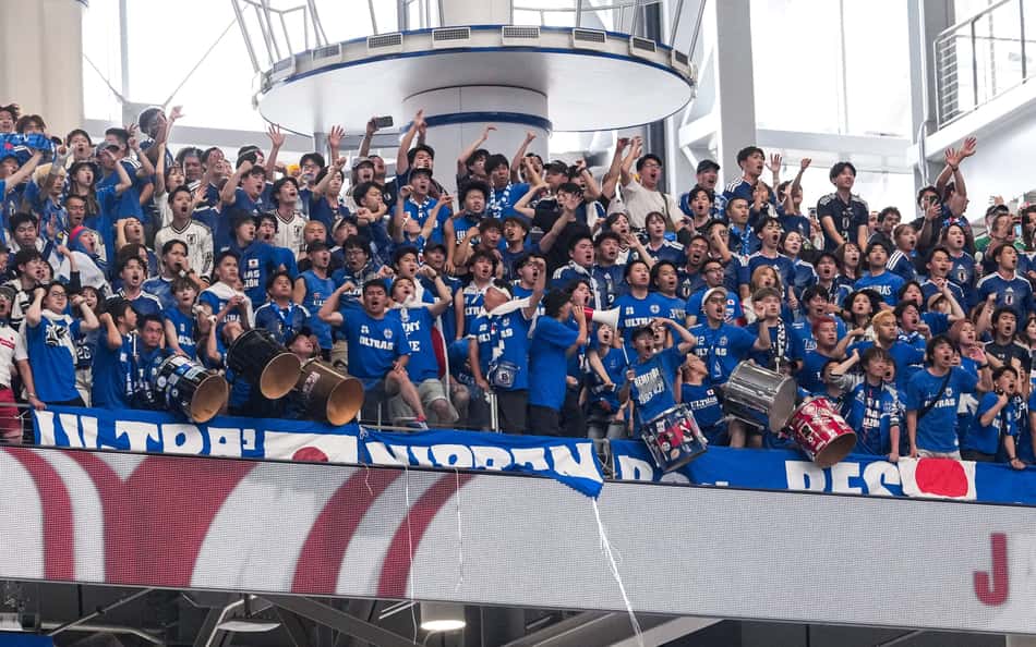 Falta em craque do Japão agita as redes; holandês recebe ofensas e até pedidos de desculpas