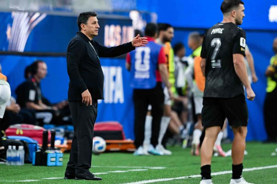 LOS ANGELES, CA - 15.06.2026: IRã X NOVA ZELâNDIA - Amir Ghalenoei, treinador da selecao iraniana, gesticula durante uma partida da fase de grupos da Copa do Mundo FIFA Masculina de 2026 entre Ira e Nova Zelandia, no Estadio de Los Angeles, em Inglewood, em 15 de junho de 2026 (Foto de Nayra Halm/SPP). (Nayra Halm/SPP) (Foto: Sports Press Photo / Sports Press Photo/Fotoarena/Folhapress)