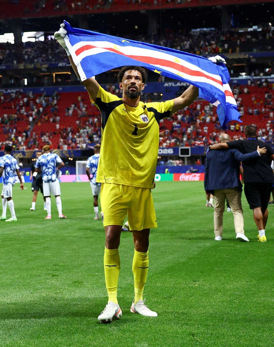 Vozinha com a bandeira de Cabo Verde; próximo desafio da seleção será contra o Uruguai. (Foto: Reuters/Folhapress)