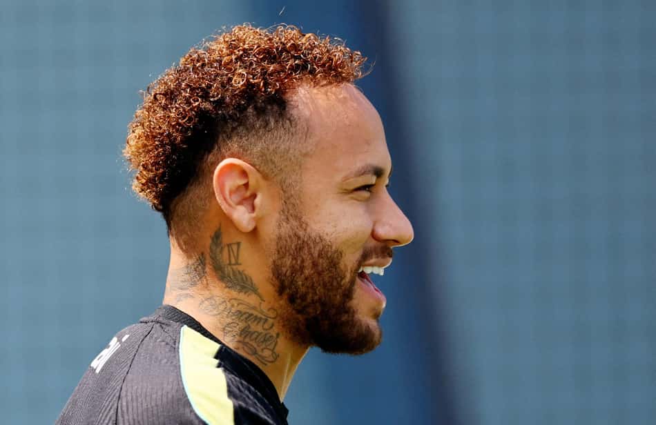 Neymar sorri em seu retorno aos treinos na Seleção Brasileira nos EUA