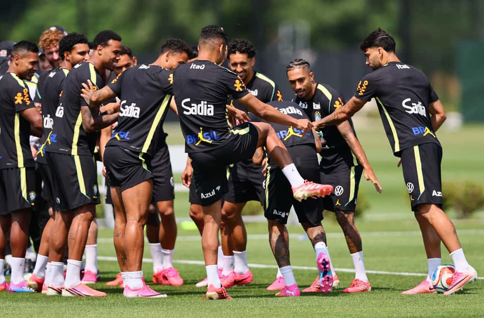Neymar passa por corredor polonês em seu retorno aos treinos na Seleção Brasileira nos EUA