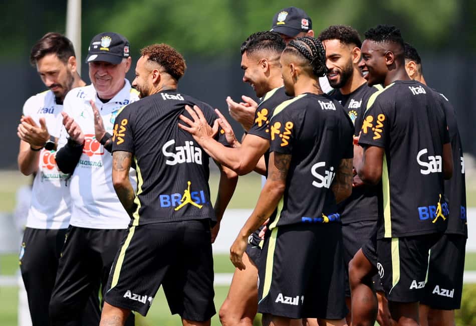 Neymar passa por corredor polonês em seu retorno aos treinos na Seleção Brasileira nos EUA