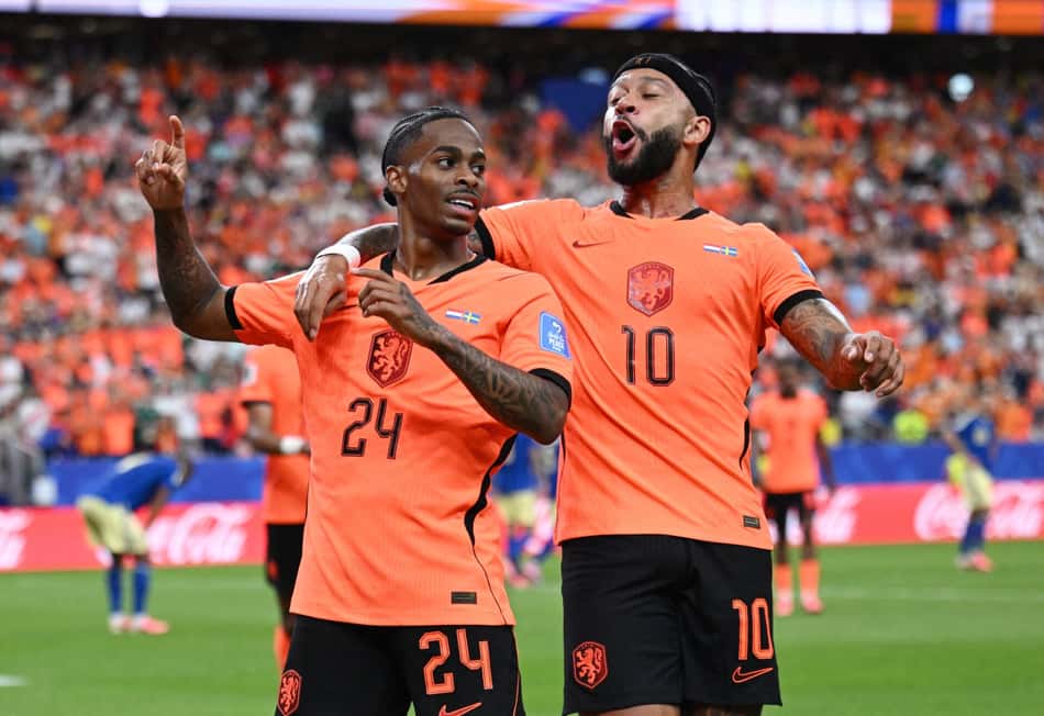 Memphis Depay, do Corinthians, participa diretamente de gol na vitória da Holand