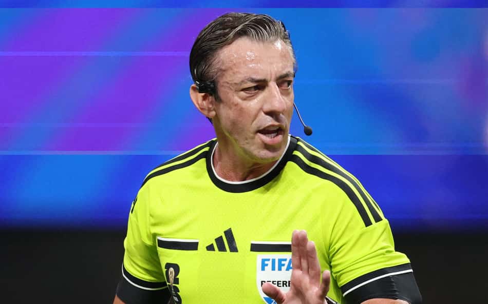 Fifa escala Raphael Claus para apitar jogo da segunda fase da Copa do Mundo