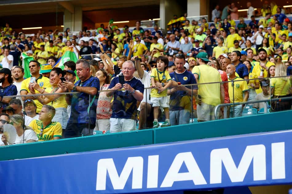 torcedores escoceses presentes no estádio em Miami para assistir Brasil x Escócia