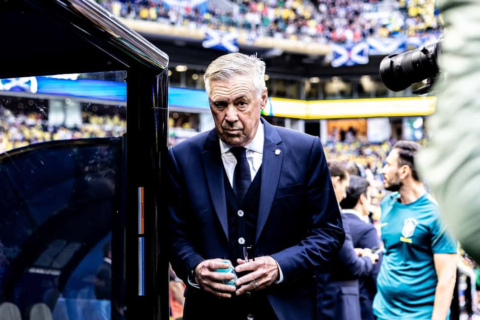 Técnico Carlo Ancelotti em pé ao lado do banco de reservas. (Foto: Danilo Fernandes /Fotoarena/Folhapress)