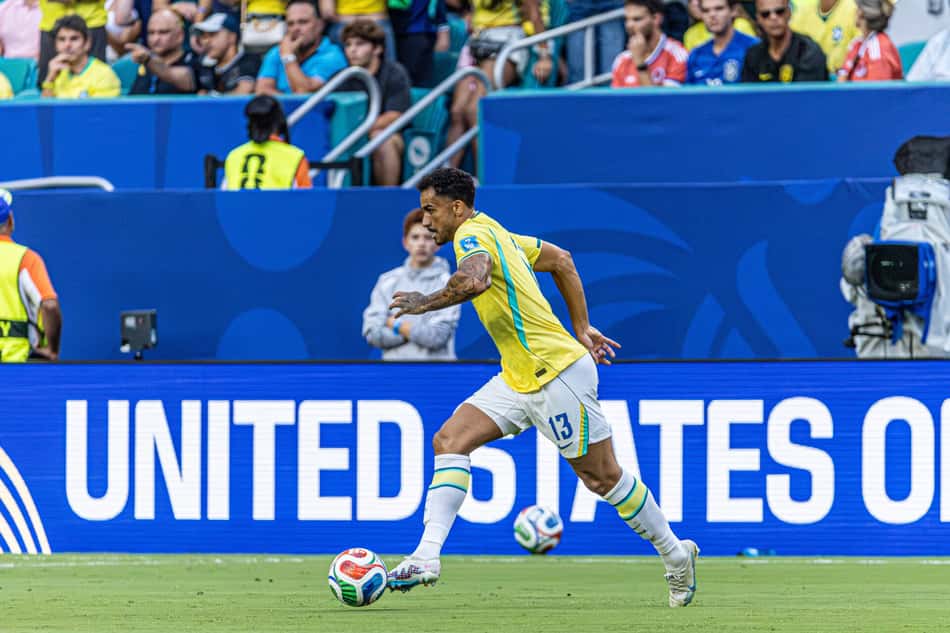 Danilo em campo na partida entre Brasil e Escócia na Copa do Mundo de 2026