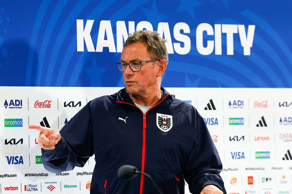O técnico da Áustria, Ralf Rangnick, durante entrevista coletiva de imprensa.(Foto: Agência Efe/Folhapress)