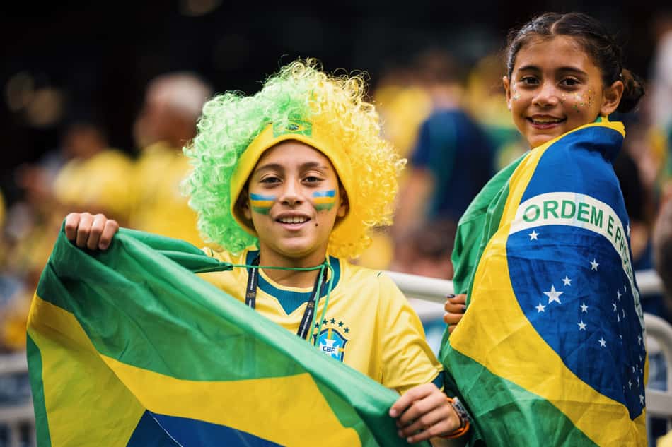 Torcida brasileira fez a festa em duelo contra o Japão na segunda fase da Copa do Mundo