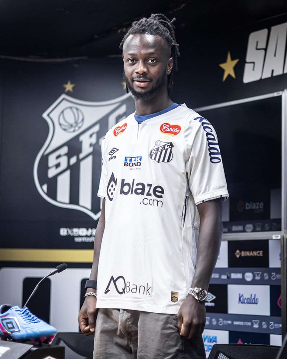Coletiva de apresentação do atleta Yusupha Njie em setembro de 2024. (Foto: Raul Baretta/ Santos FC)