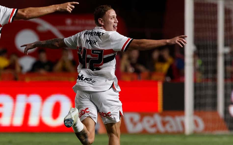 Após período afastado, Maik volta a ser observado pela comissão do São Paulo