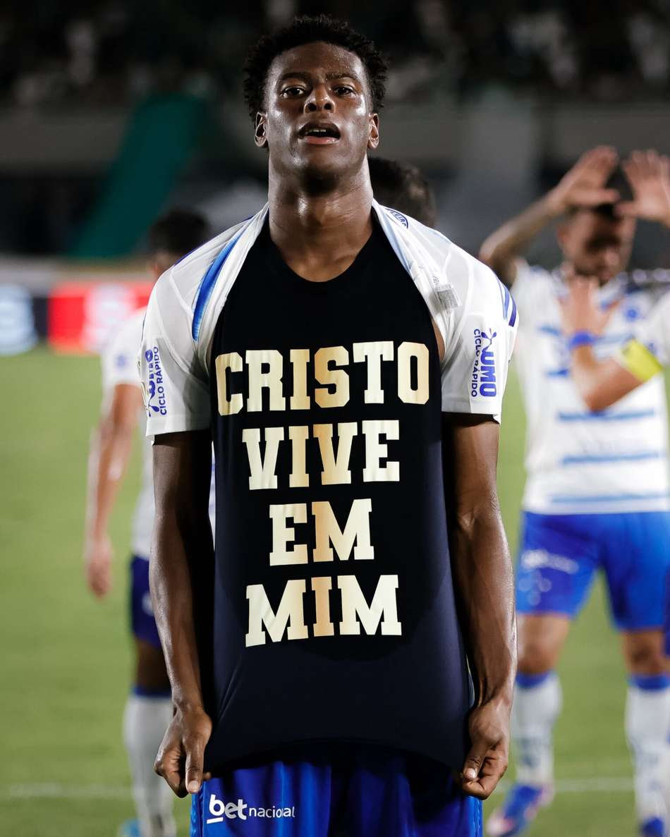 Jonathan Jesus mostra camisa com frase 'Cristo vive em mim' após marcar gol