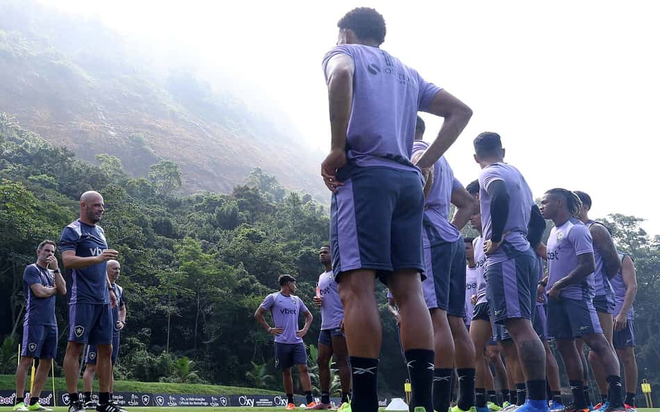 Botafogo aguarda desfechos nos bastidores para se movimentar na janela de transferências