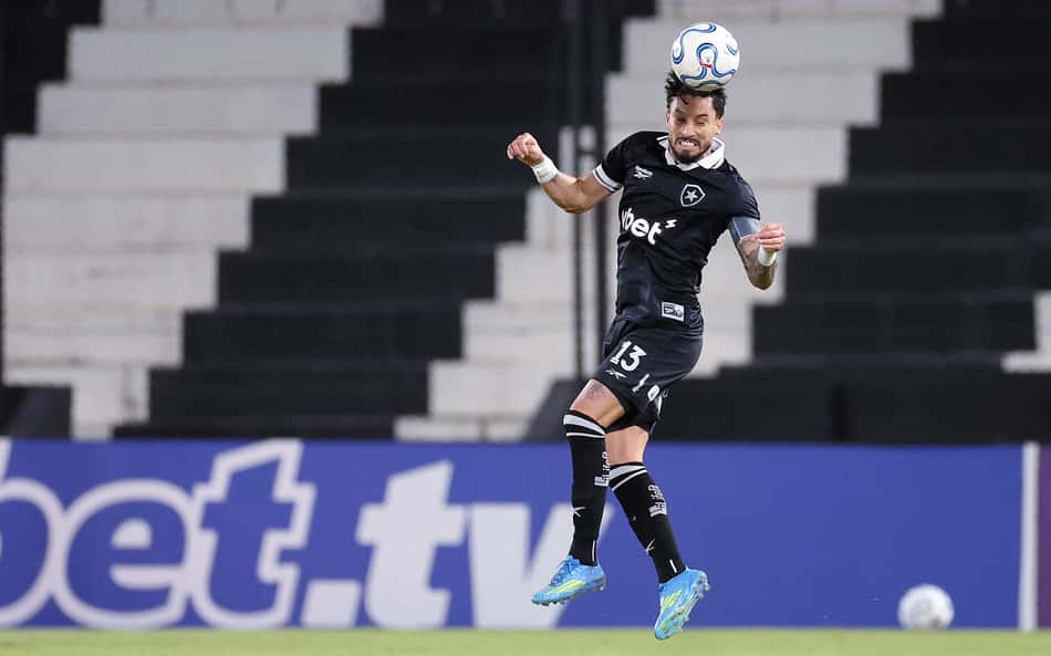 Alex Telles tem contrato com o Botafogo até o fim do ano (Foto: Vítor Silva/Botafogo)