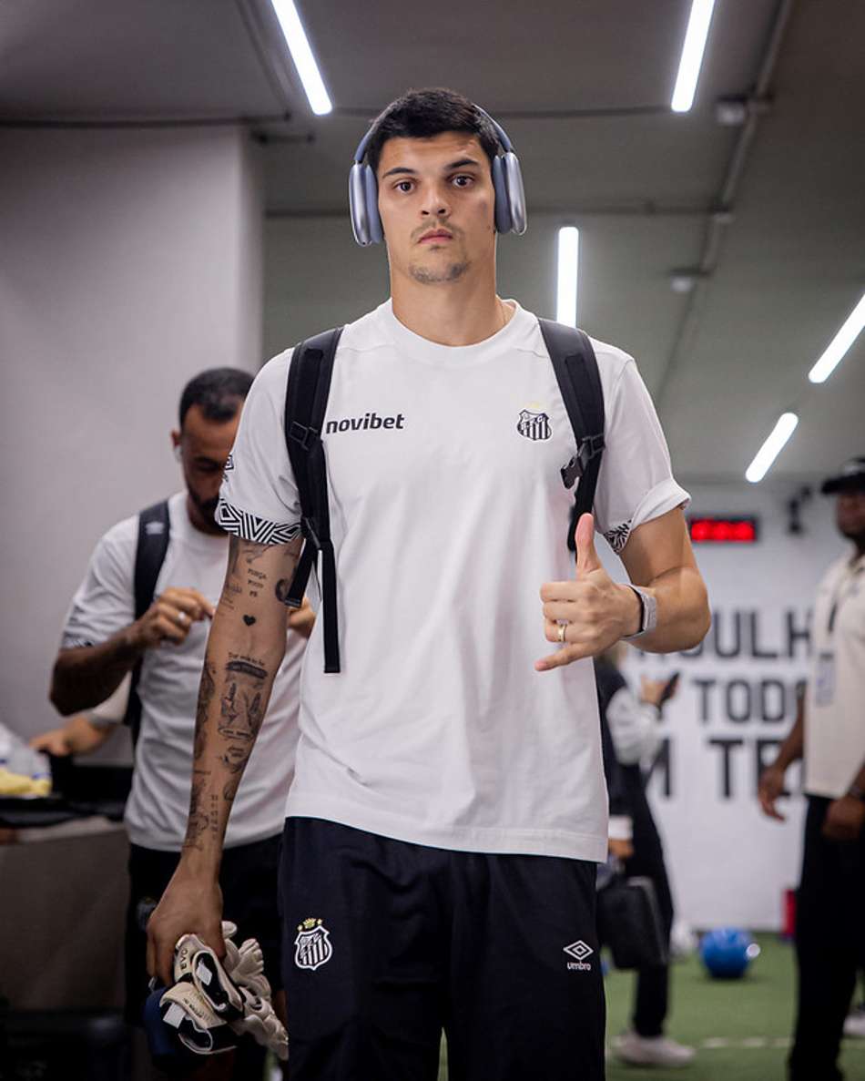 Gabriel Brazão chegando na Vila Belmiro para duelo pela Sul-Americana. (Foto: Raul Baretta/ Santos FC)