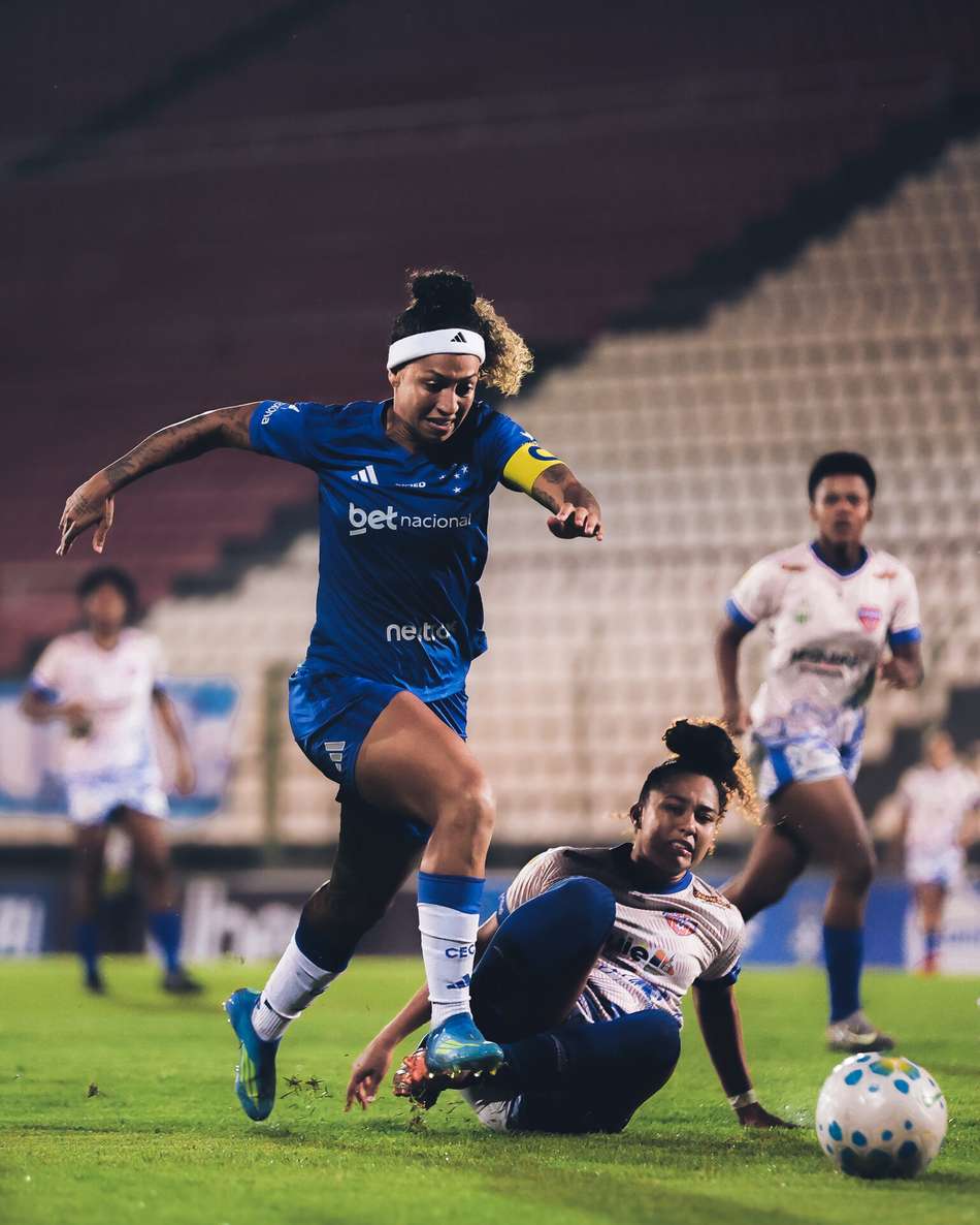 Byanca Brasil conduz bola em em Cruzeiro x Doce Mel. (Gustavo Martins/ Cruzeiro)