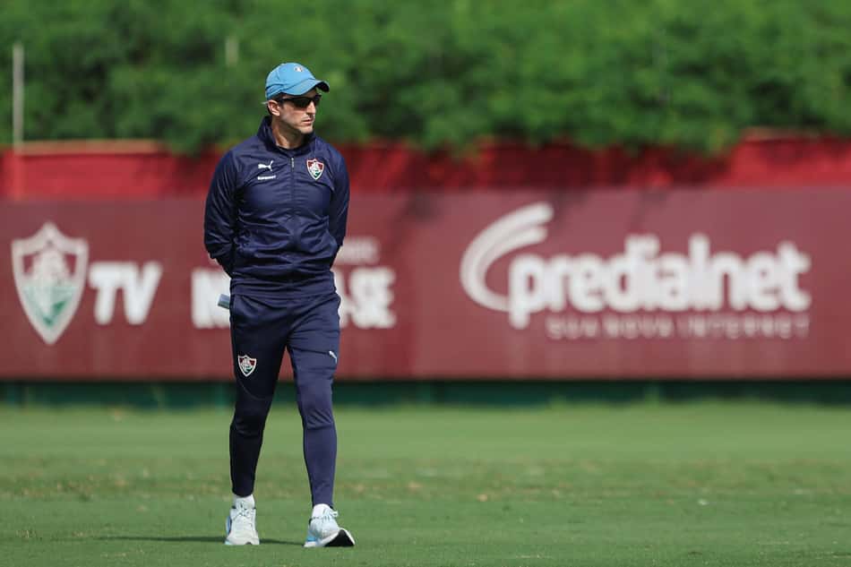 Zubeldía em treino do Fluminense no CT Carlos Castilho (Foto: Lucas Merçon/ Fluminense FC)