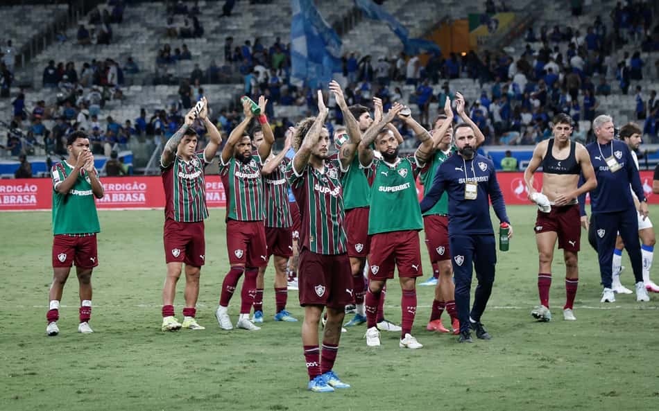 Elenco do Fluminense aplaude torcida no Mineirão (Foto: Marcelo Gonçalves/Fluminense FC)