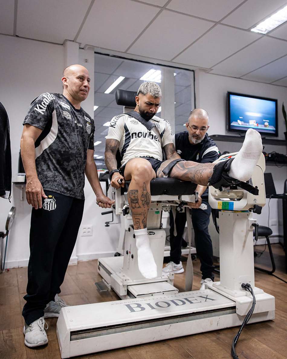 Gabigol realiza exames médicos no CT Rei Pelé. (Foto: Raul Baretta/ Santos FC)