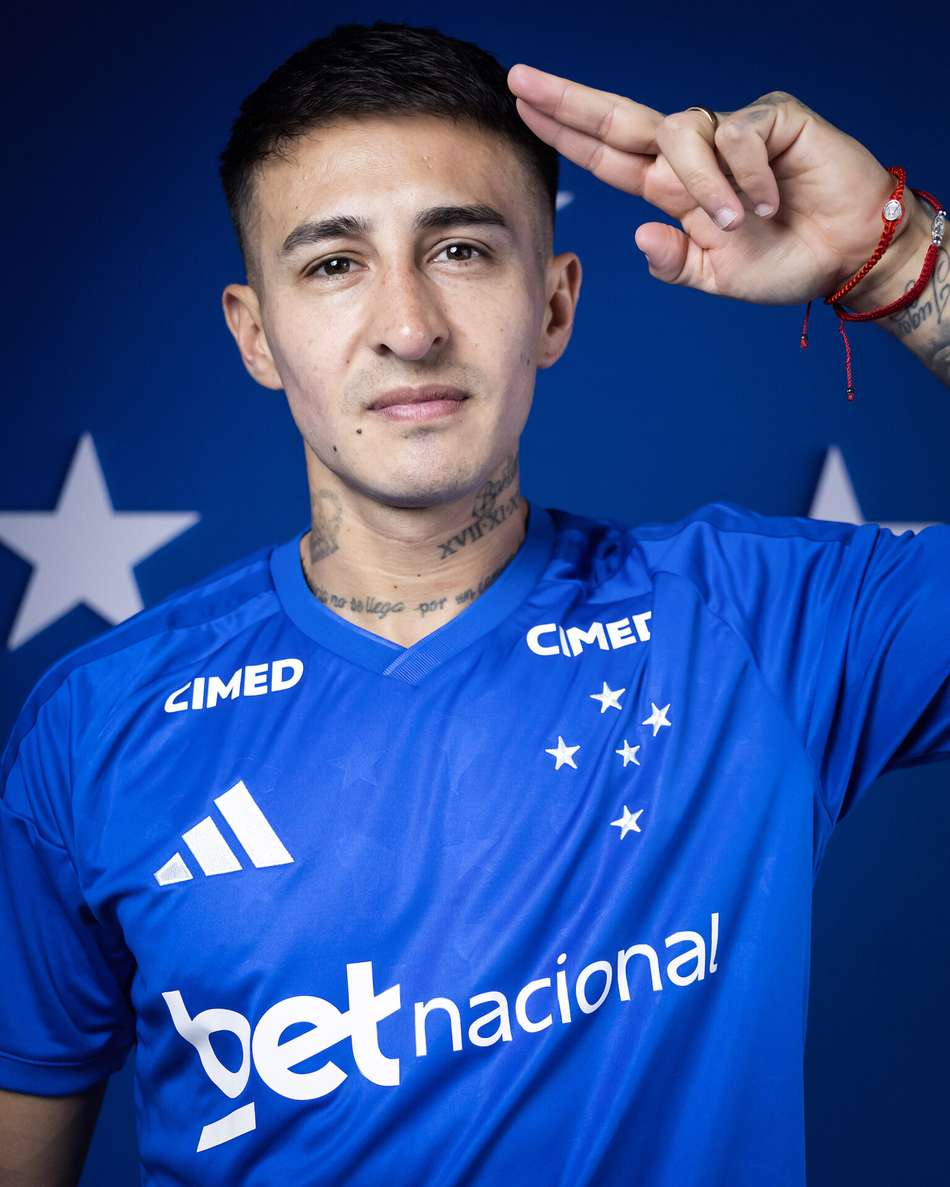 Gabriel Rojas posa com o uniforme do Cruzeiro (Foto: Gustavo Aleixo/Cruzeiro)