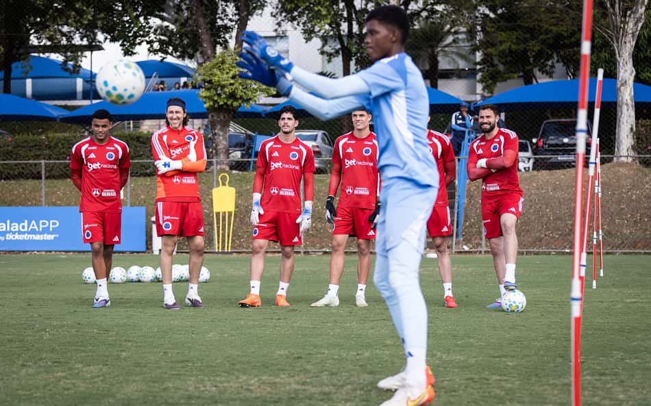 Goleiros da base fazem trabalho de integração com o elenco profissional do Cruzeiro