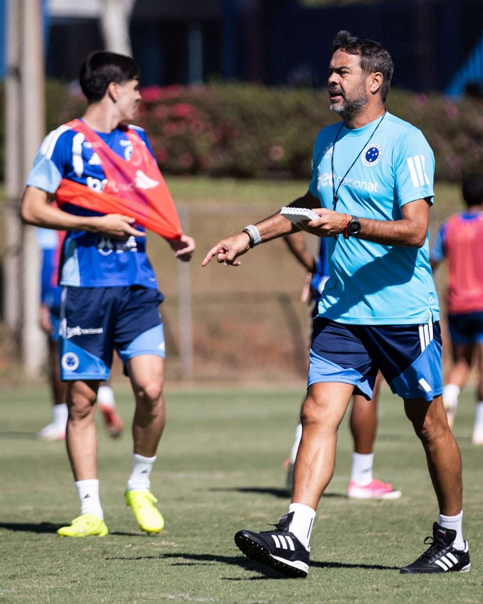 Técnico Artur Jorge comanda treinamento na Toca da Raposa 2 om apito na mão (Foto: Gustavo Aleixo/Cruzeiro)