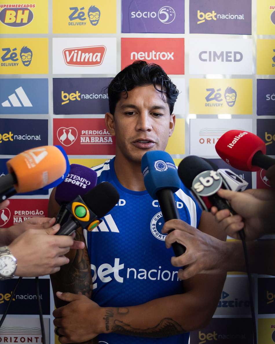 Lucas Romero dando entrevista na Toca da Raposa II (Foto: Gustavo Aleixo/Cruzeiro) 