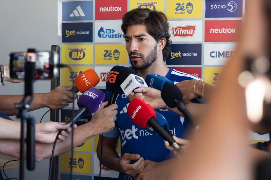 Lucas Silva dando entrevista na Toca da Raposa II (Foto: Gustavo Aleixo/Cruzeiro) 