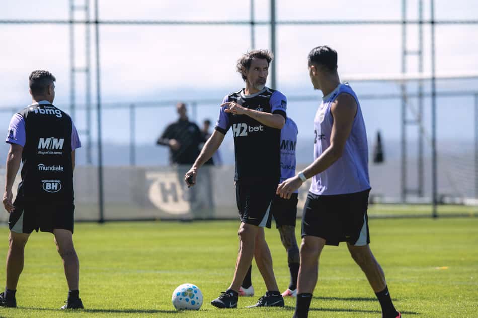 Eduardo Domínguez comanda treino na Cidade do Galo (Foto: Pedro Souza / Atlético)