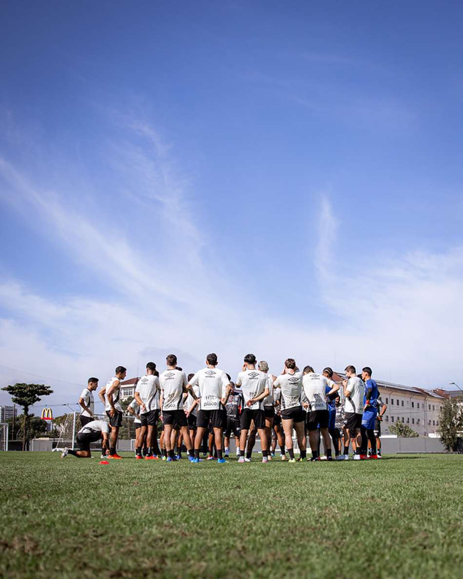Elenco do Santos durante treino no CT Rei Pelé. (Foto: Raul Baretta / Santos FC)