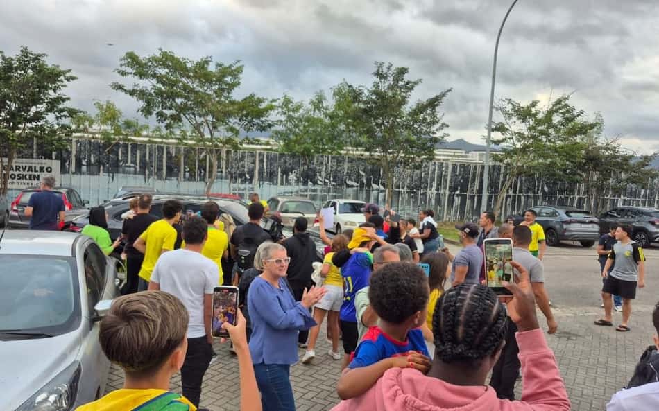 Vídeo: Jogadores da Seleção Brasileira chegam a hotel no Rio