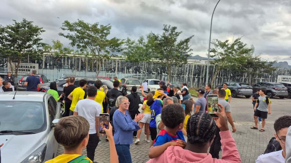Torcedores aguardam jogadores do Brasil