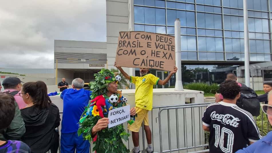 Torcedores aguardam jogadores do Brasil